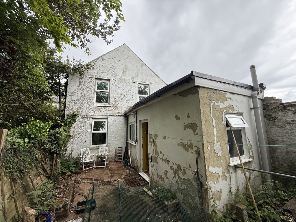 Lot: 146 - FREEHOLD HOUSE FOR INVESTMENT - Rear elevation and kitchen extension
